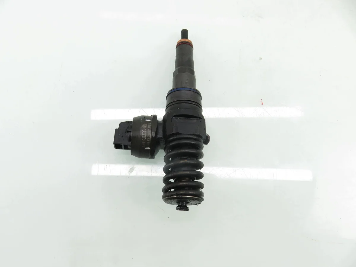 Inyector VW Golf Plus 1.9 TDI Usado image 3