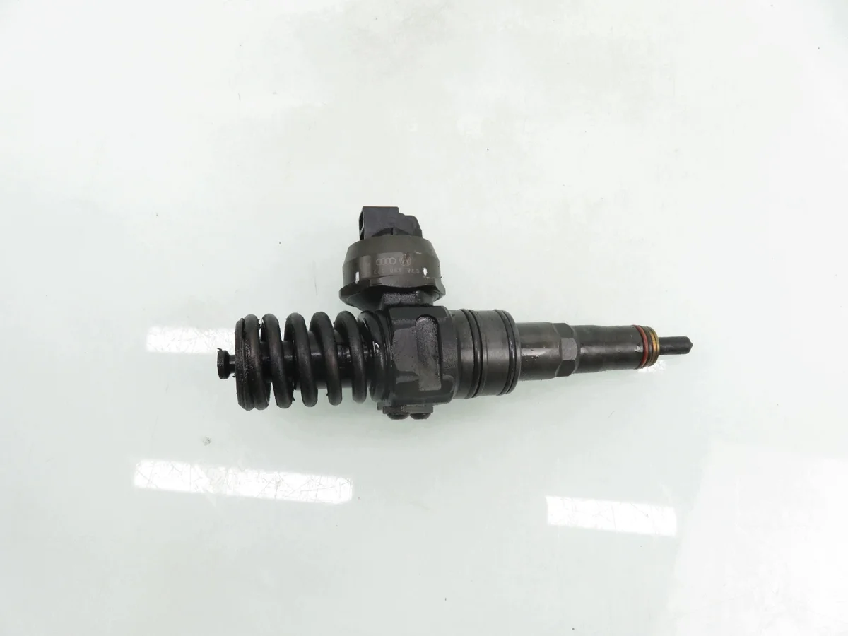Injektor VW Passat B6 2.0 TDI BMP gebraucht image 4