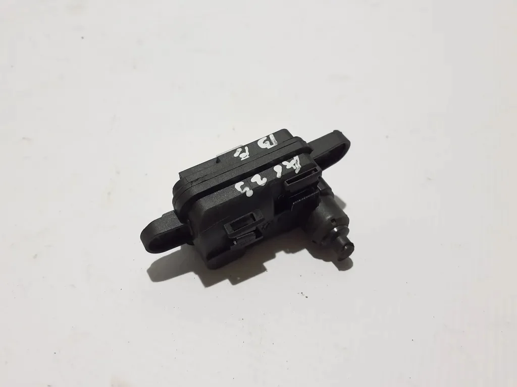 Audi 8V4862159B Befestigungselement gebraucht image 4