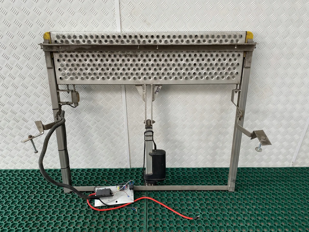 Elektrisch zijtred voor Mercedes Sprinter W907
