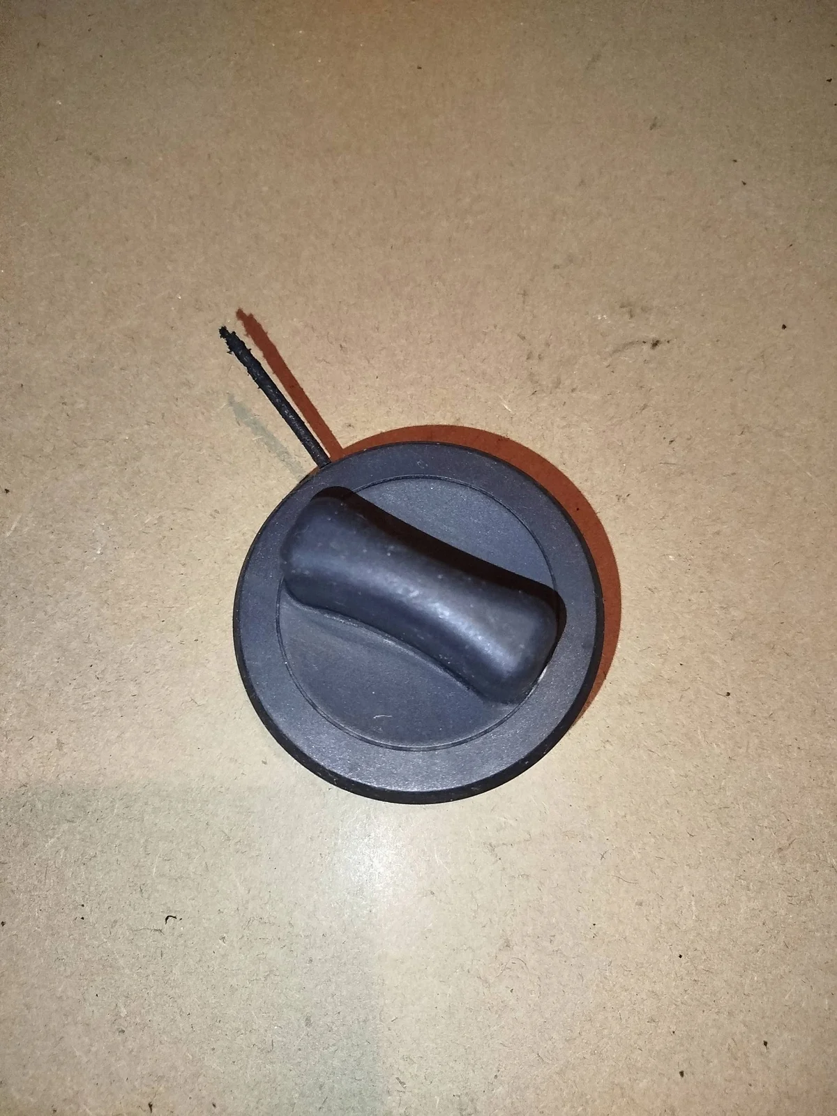 Polttoainetankin korkki Mercedes A2114700505