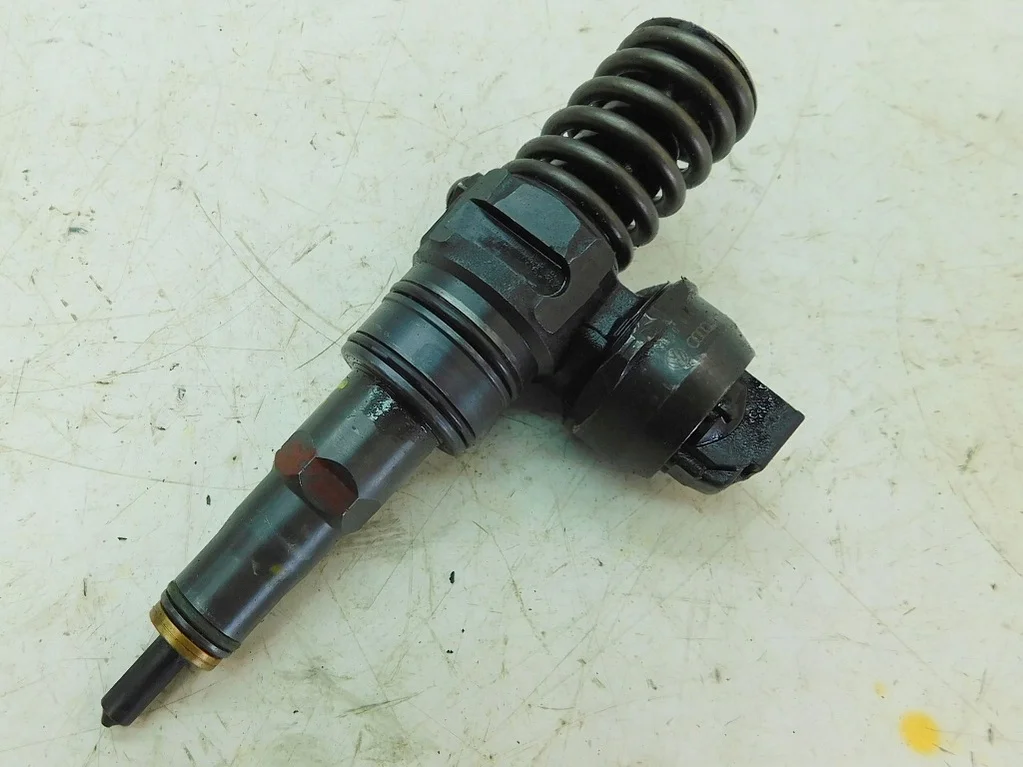 Injecteur Audi 1.9 TDI OE 038130073AJ image 4