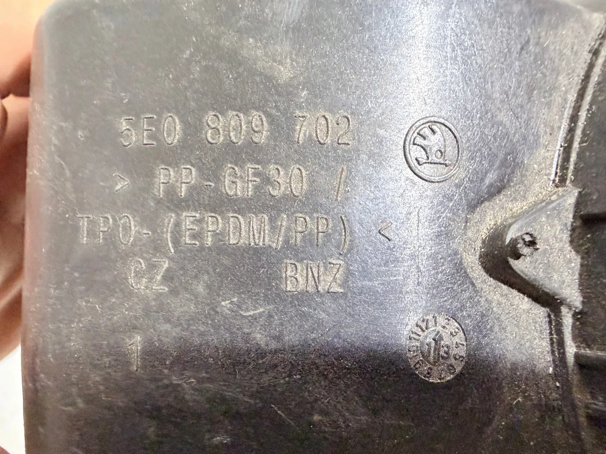 Klepka brandstoftank Skoda Octavia III 5E0809702 image 4