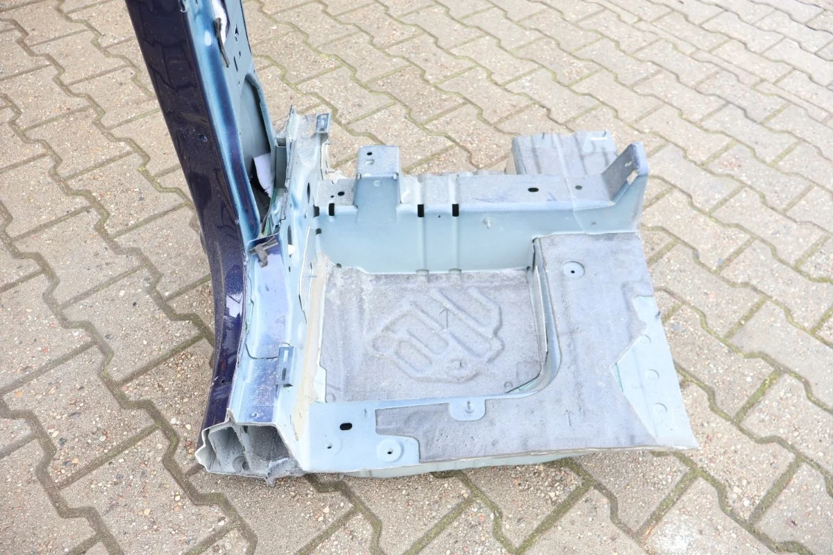 Audi Q8 mittstolpe B tröskel vänster image 7