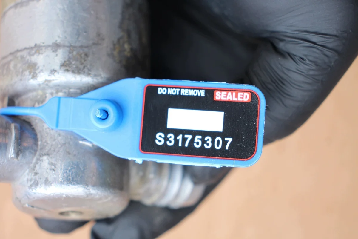 Idle Air Control Valve BMW E30 E34 E36 BOSCH image 4