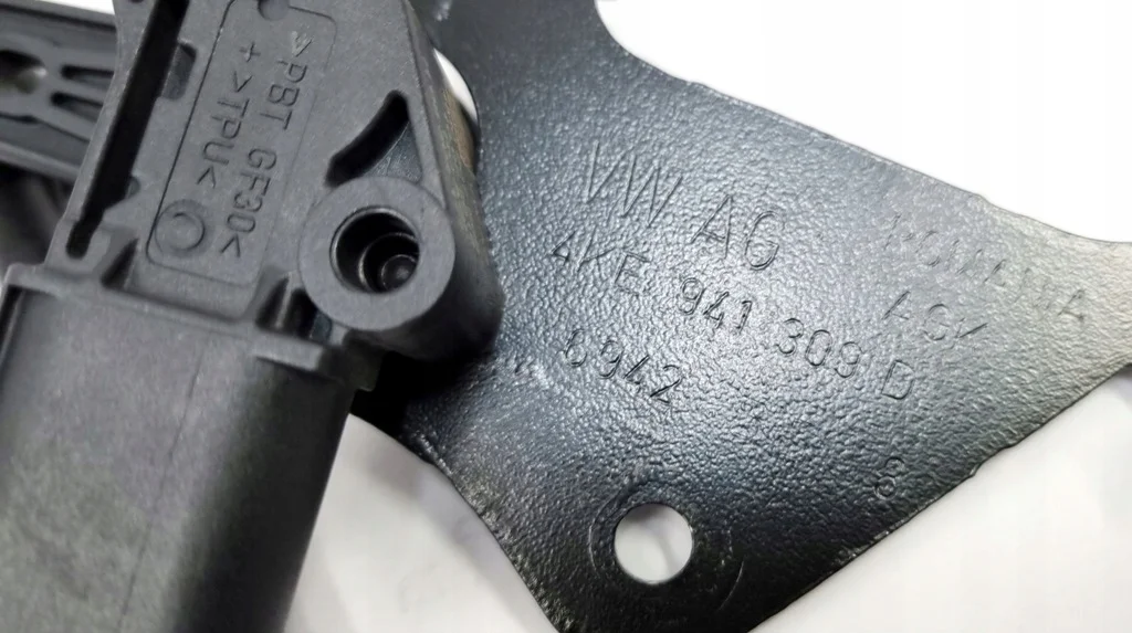 Audi e-tron 4KE Rear Leveling Sensor image 6