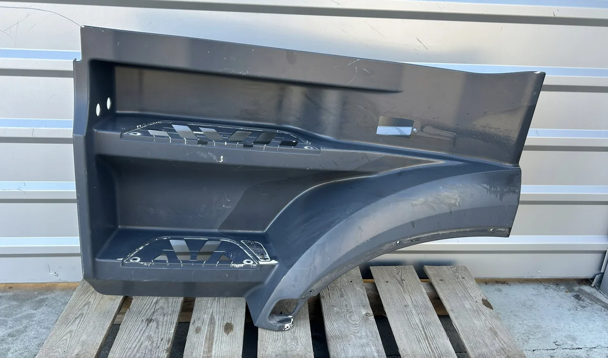 Mercedes Actros MP4 askelmainen, vasen