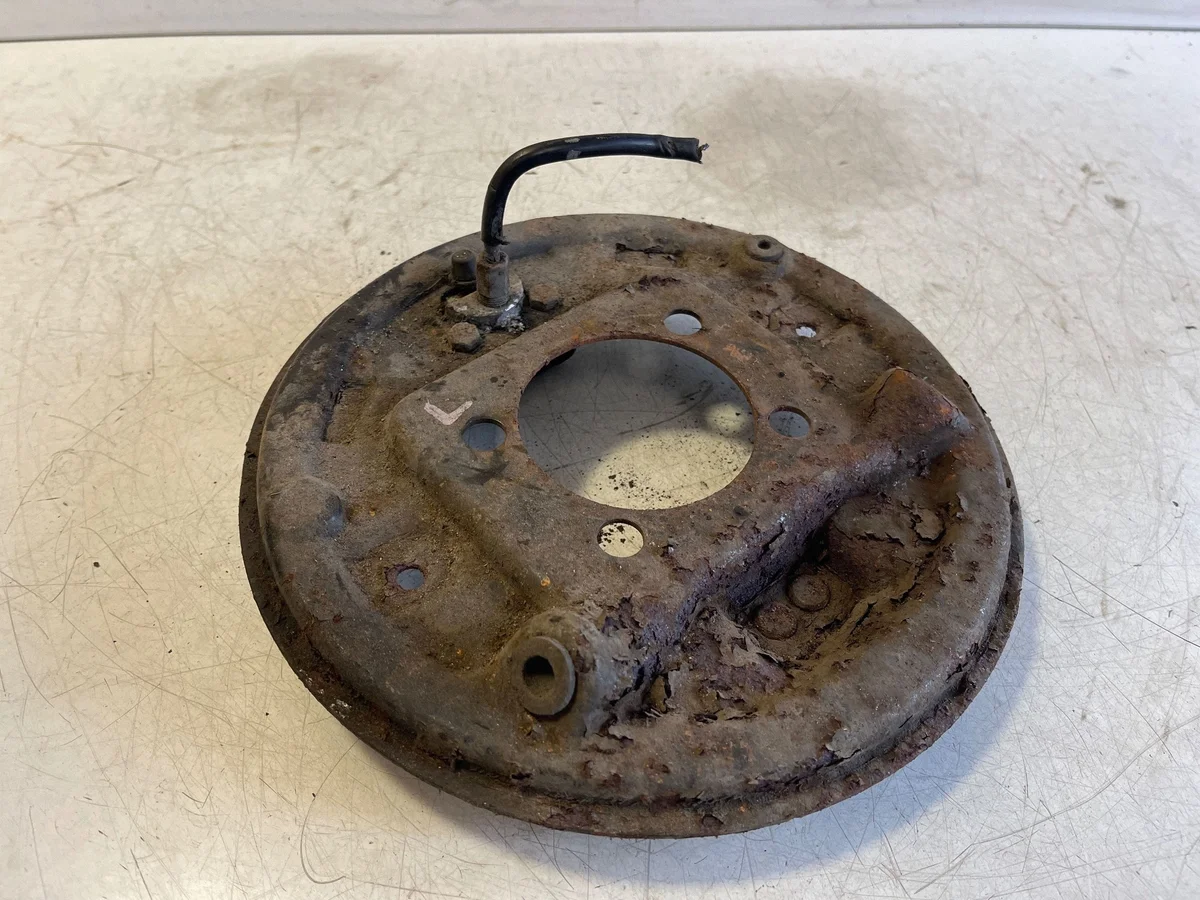 Toyota Yaris Bromssköld Bak Vänster image 3
