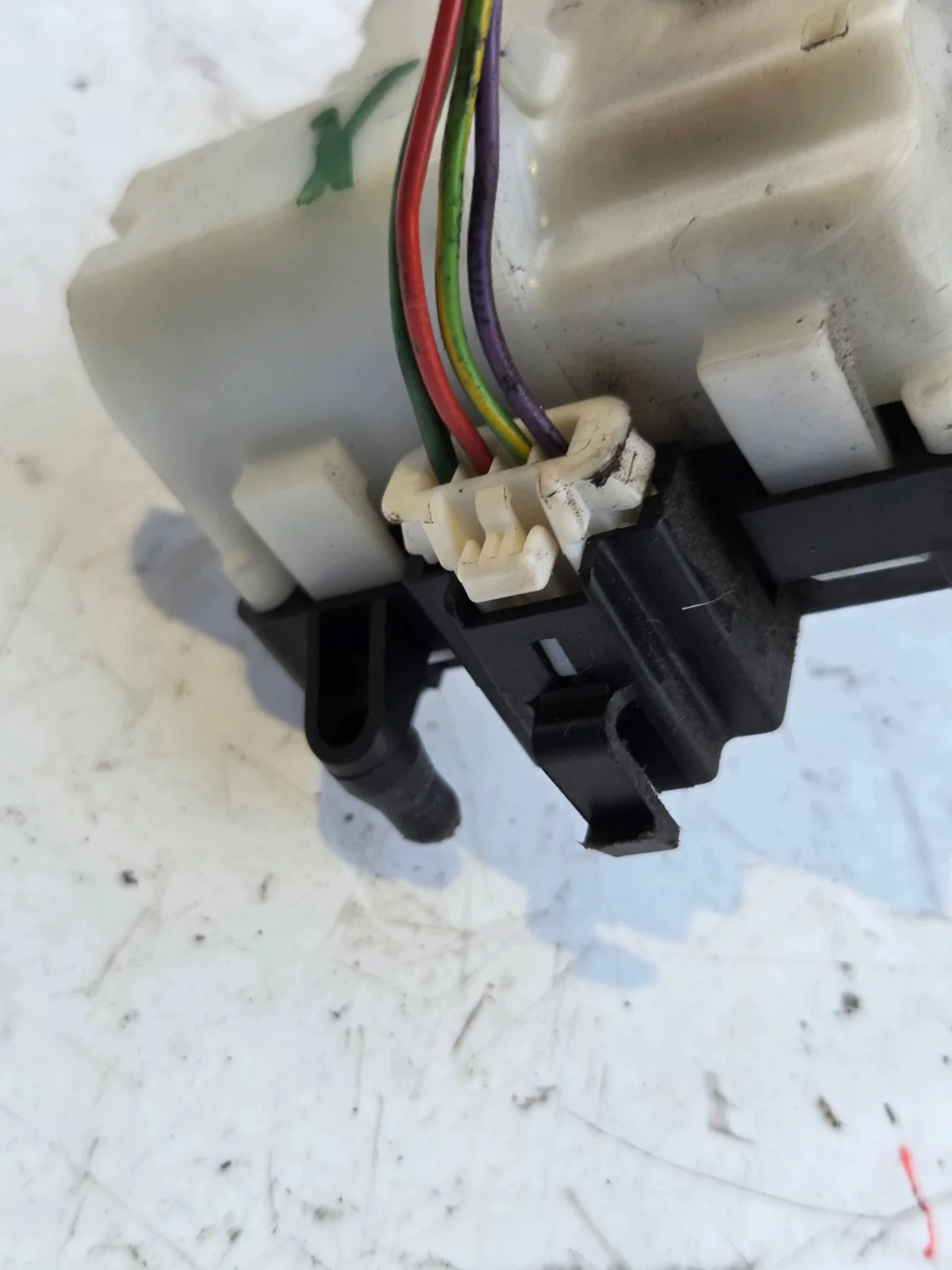 Peugeot 1007 Front Right Door Latch image 4