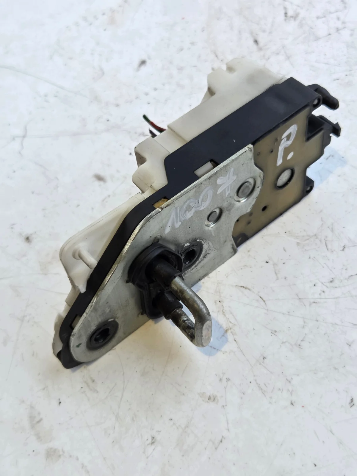 Peugeot 1007 Front Right Door Latch image 6