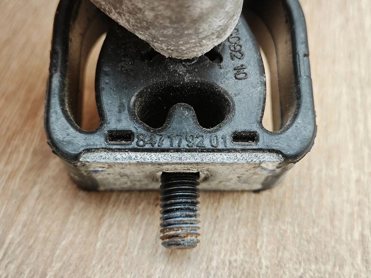 BMW G30 G31 G32 pakoputken pidike image 4