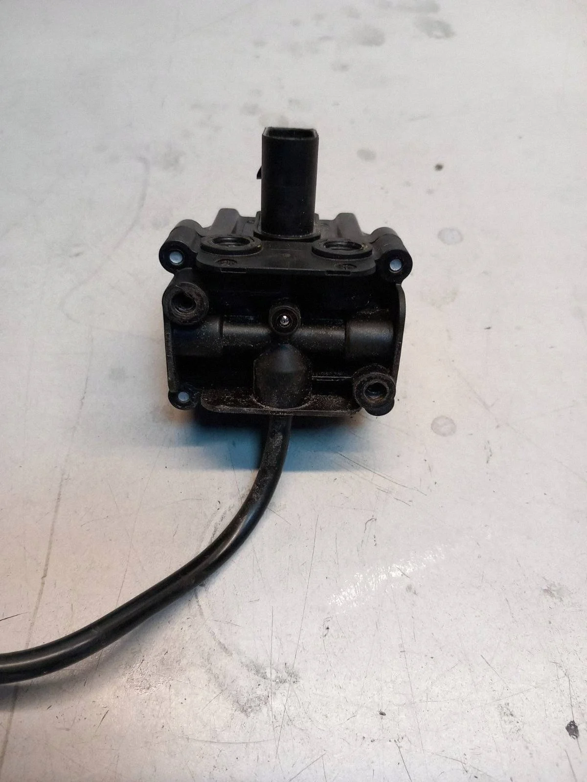 BMW 4722555610 distributeur suspension pneumatique image 3