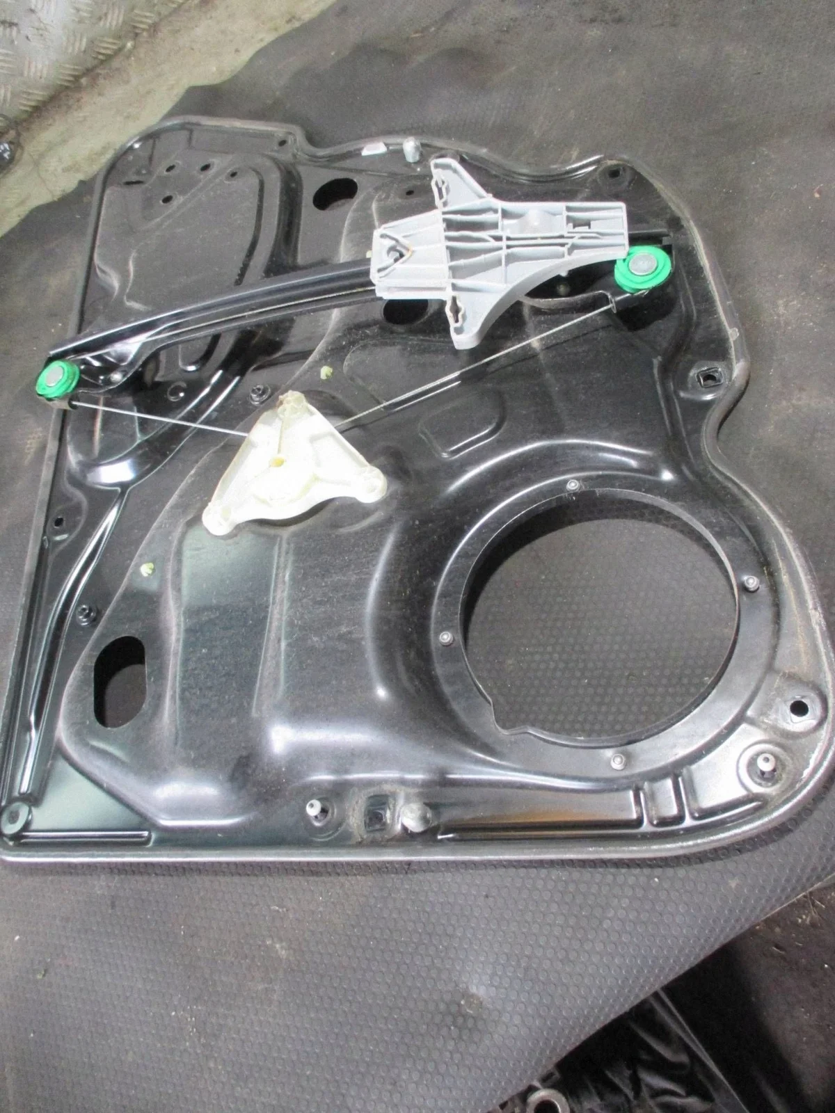 Fensterheber manuell hinten links VW Passat B6 image 4