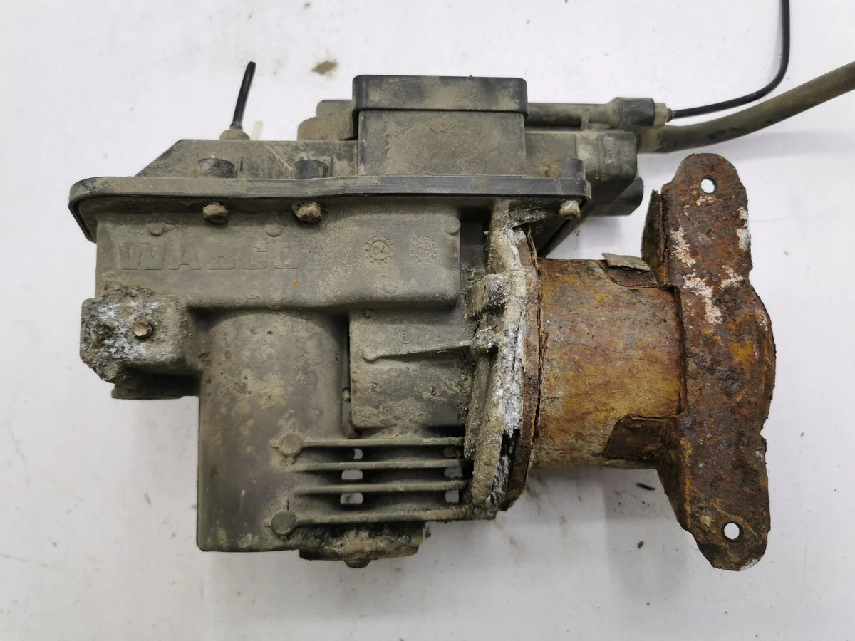 Saab 9-7X 2006 Air Suspension Compressor image 6