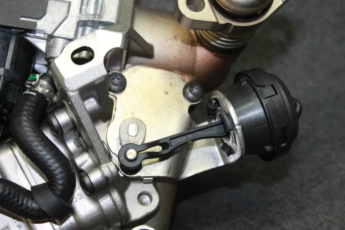 BMW F20 F30 F32 EGR Kühler 7822350 image 5