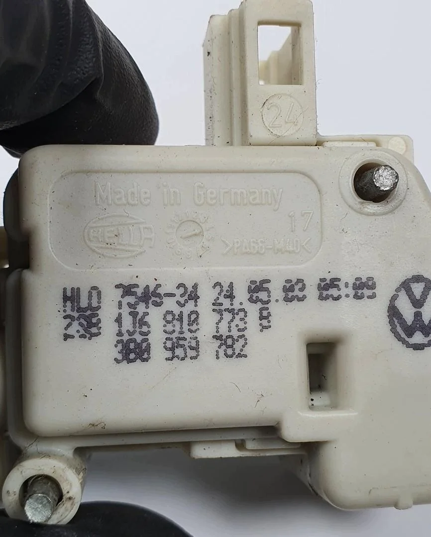 Klappe Tankdeckel Stellmotor VW Golf IV 1J6810773B image 3