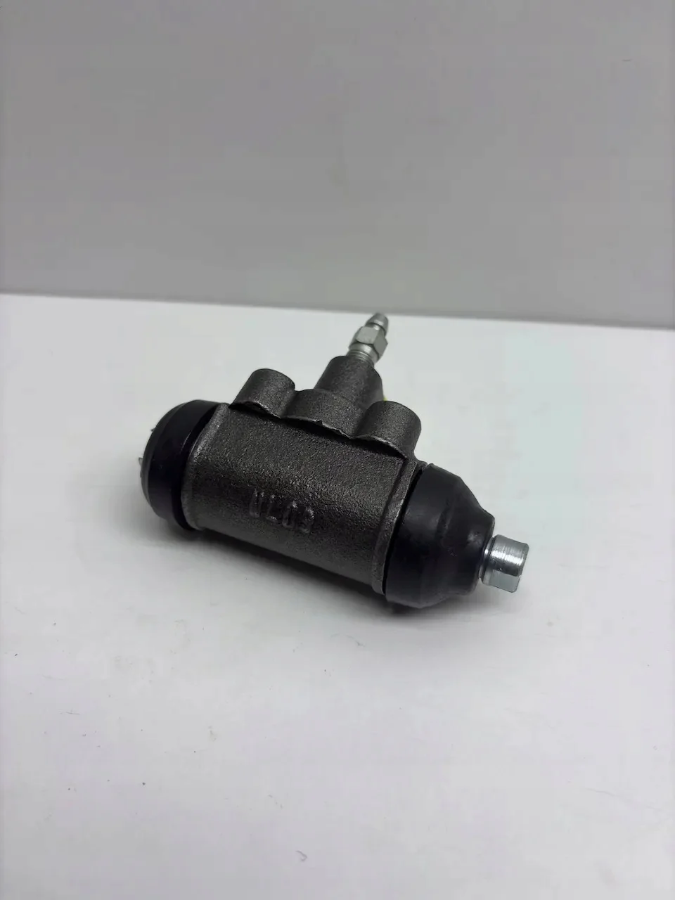 Kia Bromscylinder 0K30A26610 Begagnad image 3
