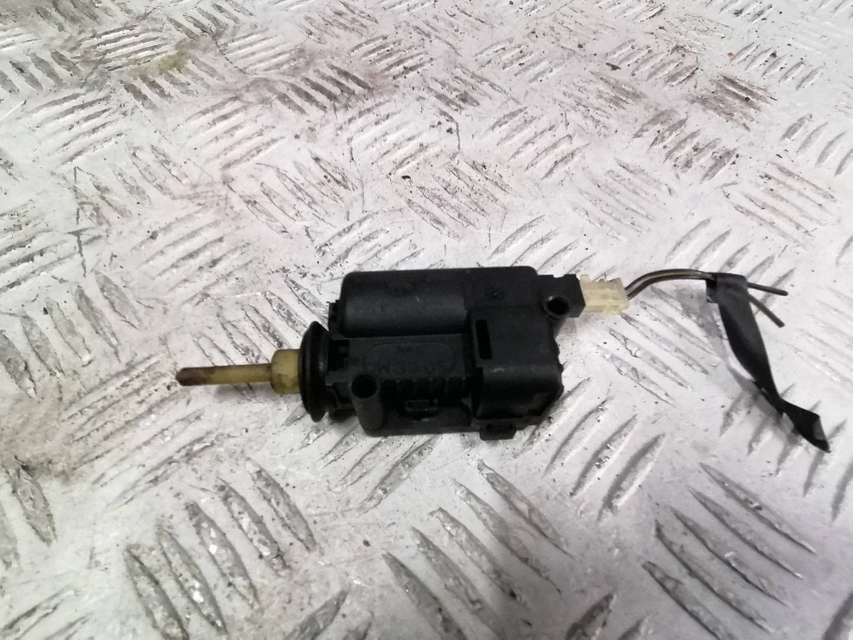 Opel Corsa C polttoaineluukun siistin