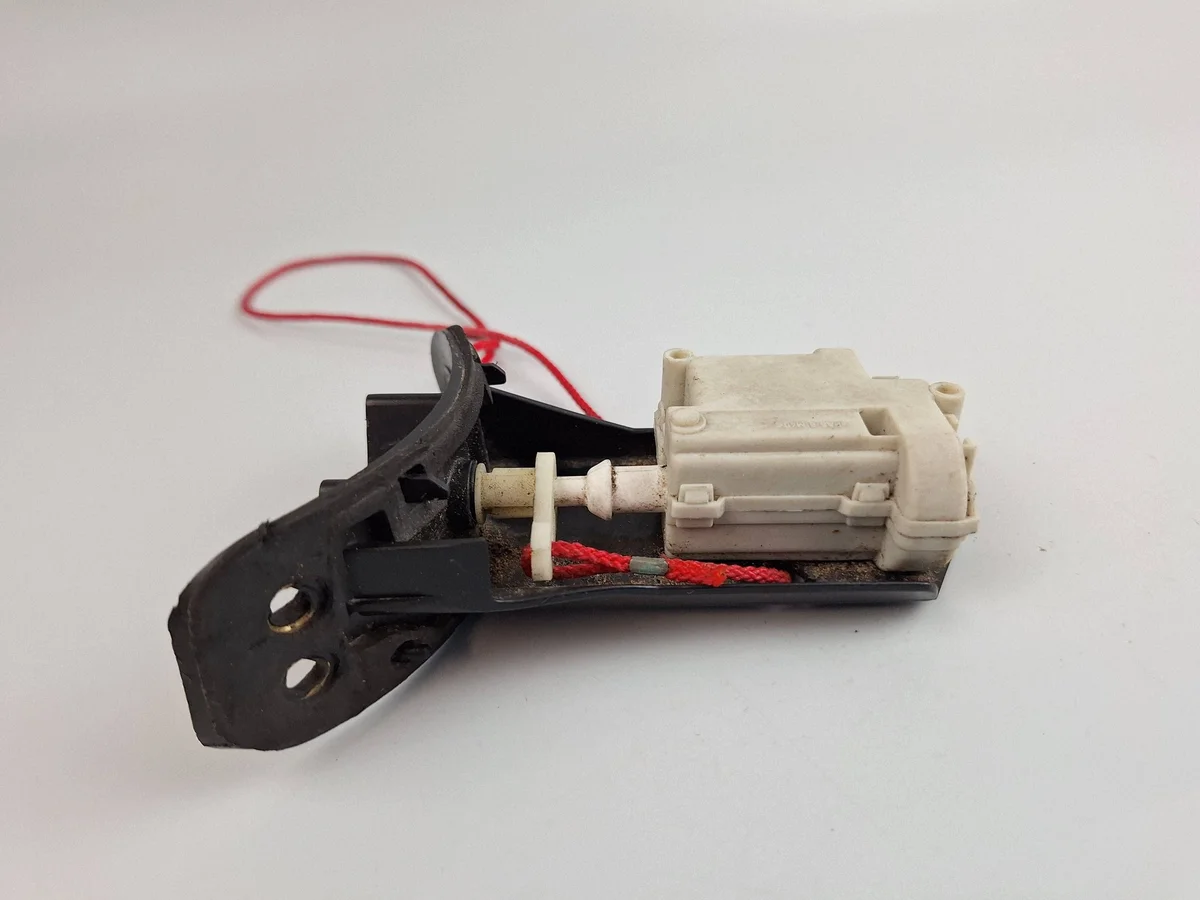 Serrure trappe carburant Maserati GranCabrio M145 image 5