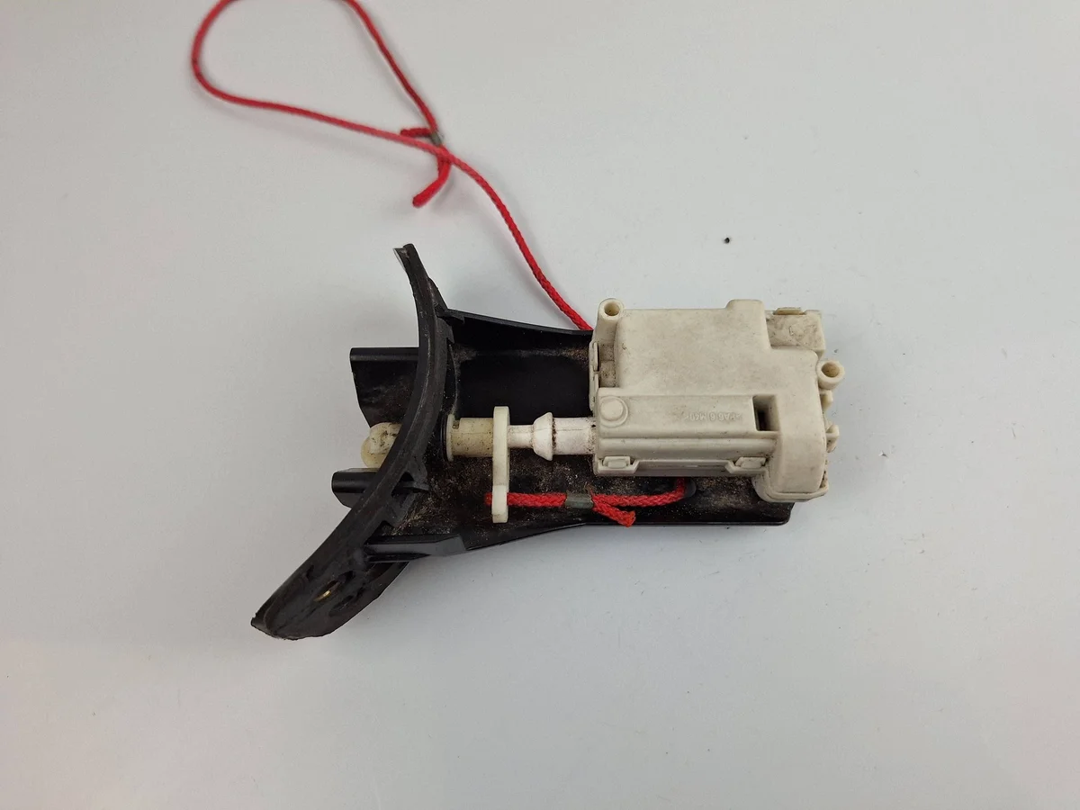 Serrure trappe carburant Maserati GranCabrio M145 image 6