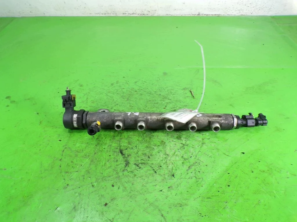 Opel Astra H 1.9 CDTI Injector Rail F-407736-