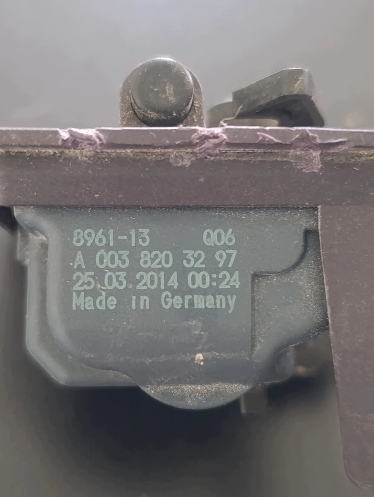 A0038203297 Klappe Tankdeckel Mercedes W205 image 4