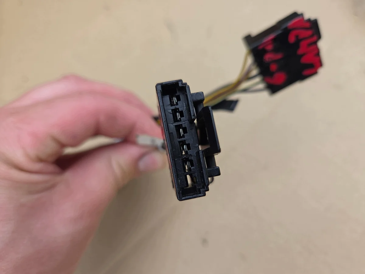 Connecteur feu arrière Opel Corsa D 5/6 broches image 3