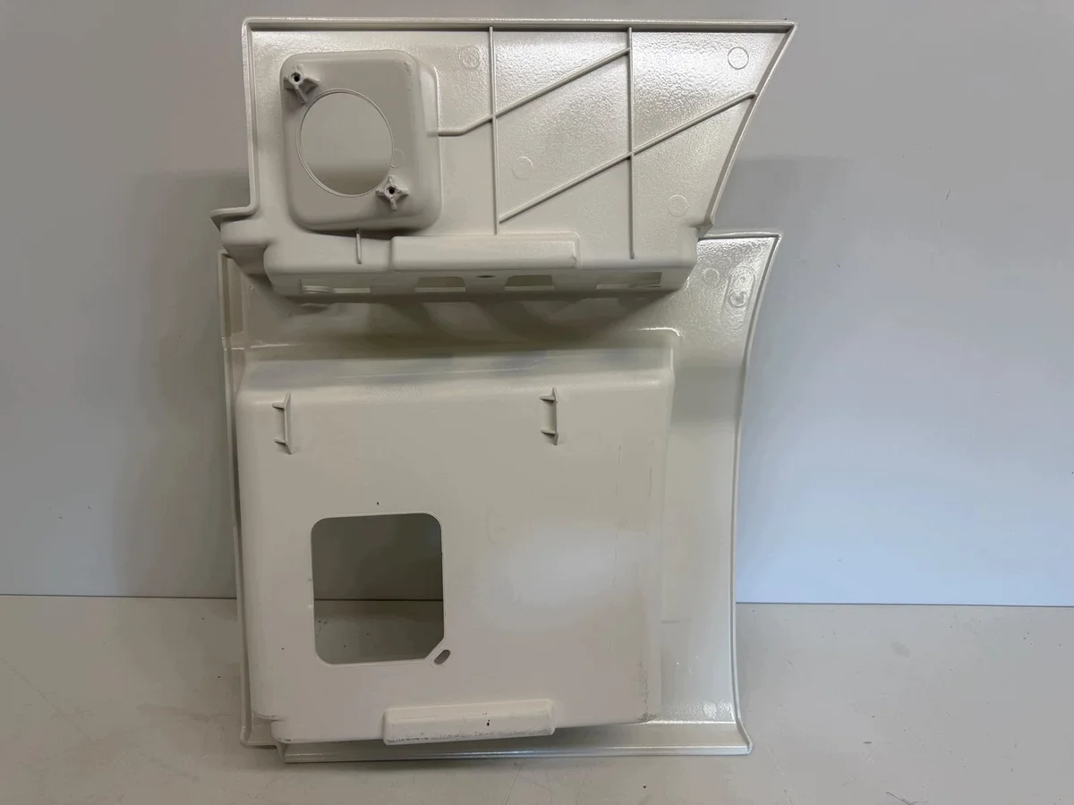 MAN TGX 3 Trittstufe unten rechts RAL 9010 image 3