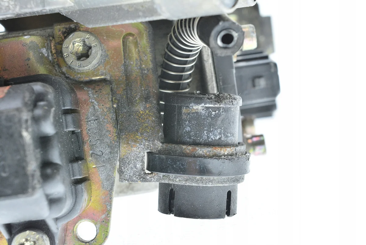 Audi 80 B4 2.0 Monowtrysk 051133015R image 5