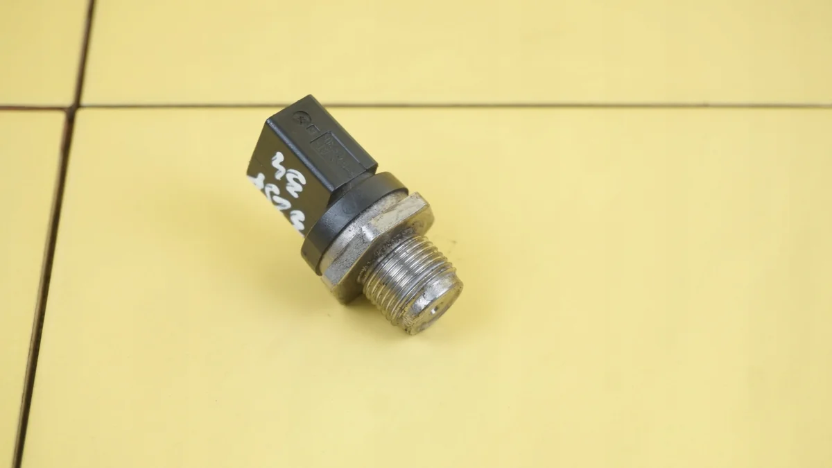 Mercedes ML W164 Brandstofdruk Sensor image 3