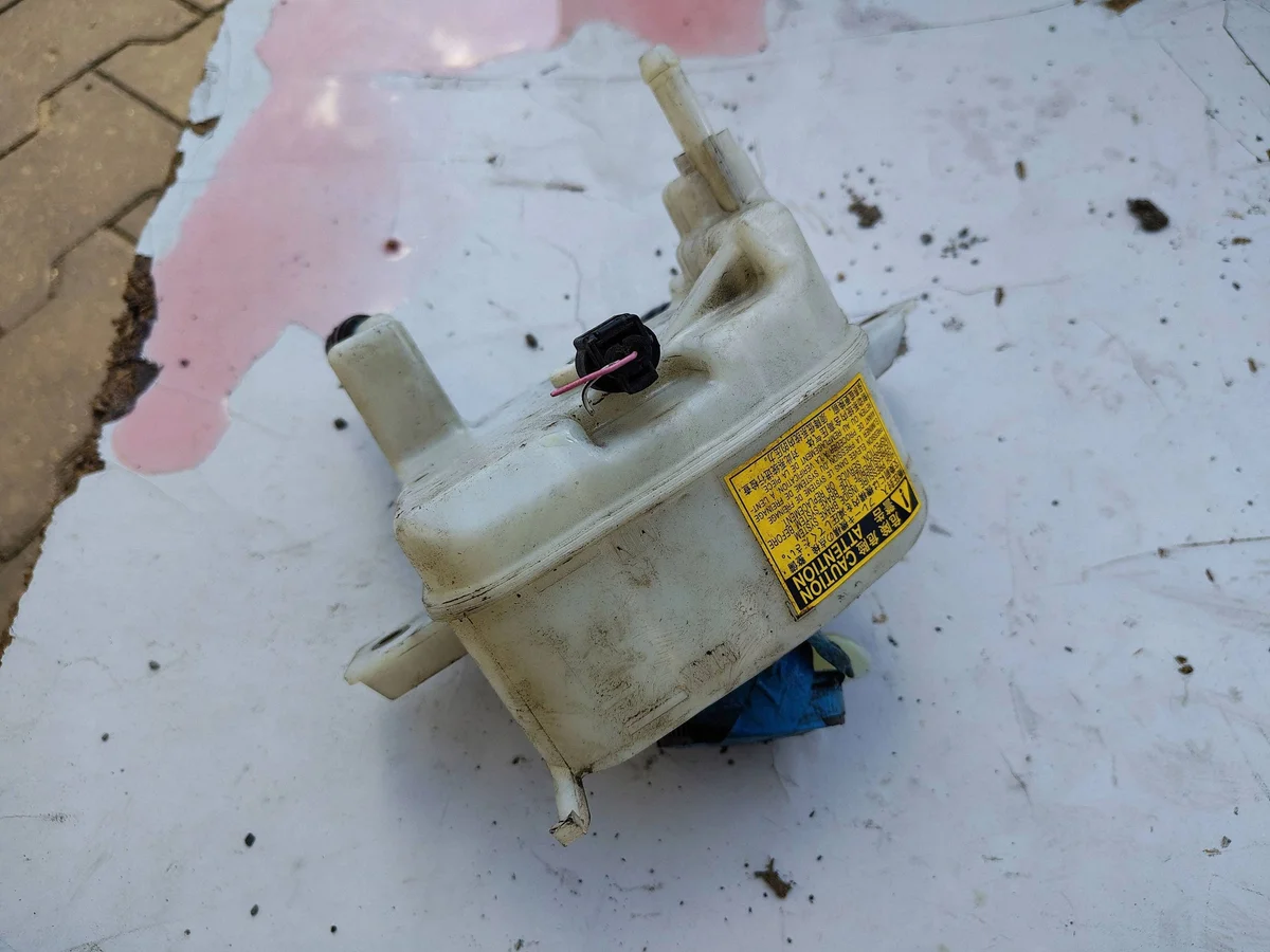 Expansion Tank Toyota Yaris 3 1.5 Hybrid