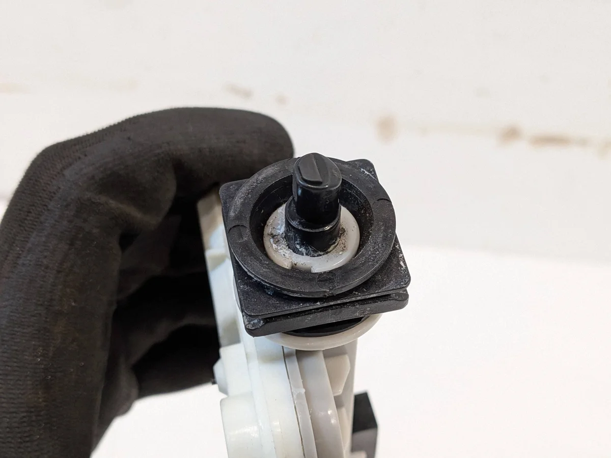 Serrure trappe carburant Toyota Highlander XU70 image 3