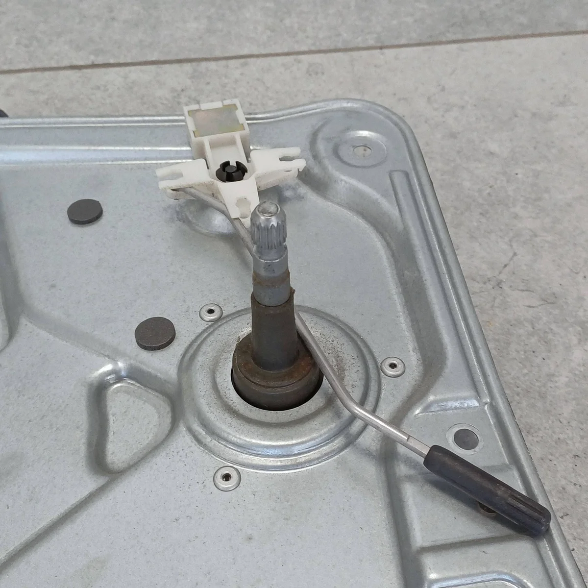Levier de vitre Skoda Fabia MK1 arrière gauche image 3