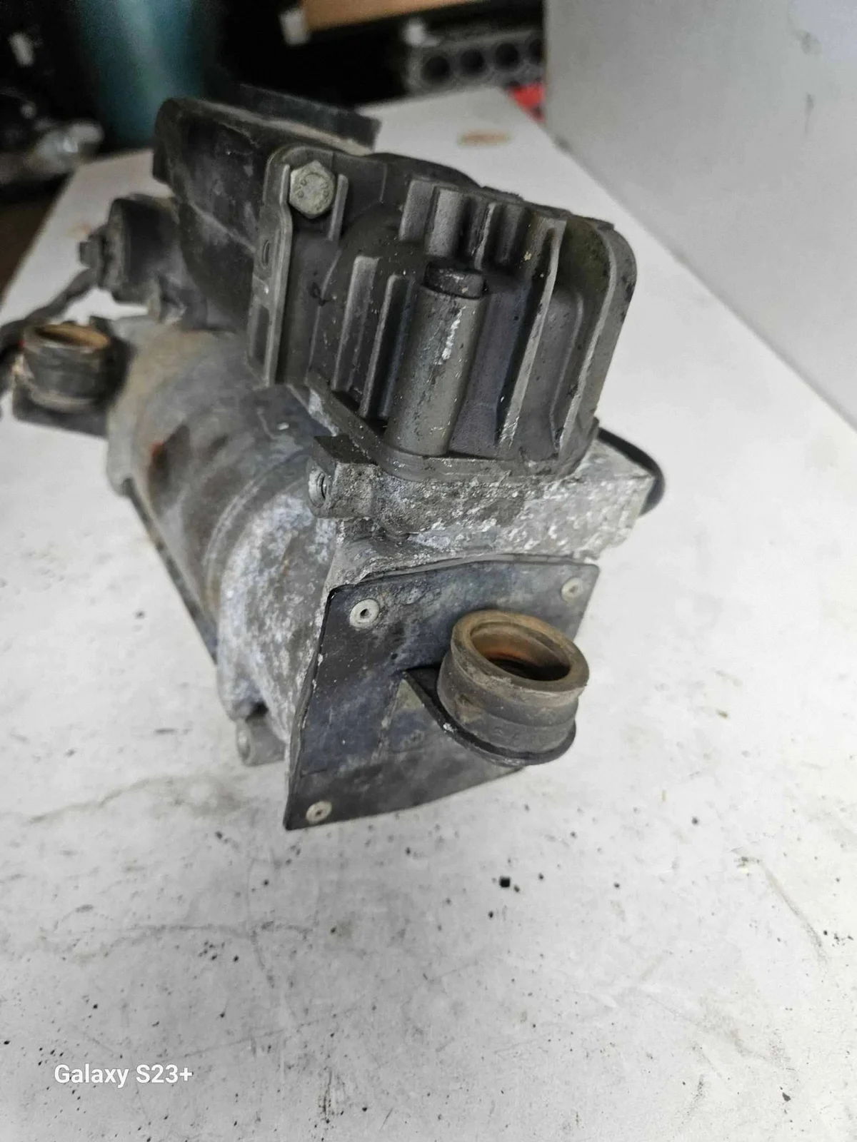 Kompressor Luftfederung hinten Mercedes E W211 image 6