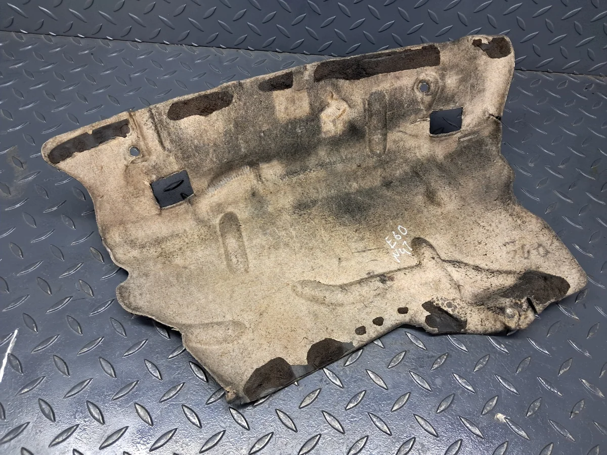 BMW E60 E90 E87 X3 2.0d N47 Isolation Capot image 3
