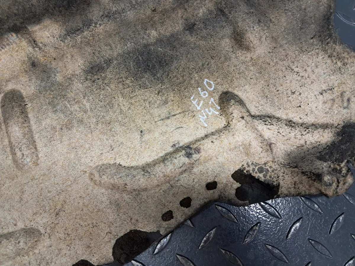 BMW E60 E90 E87 X3 2.0d N47 Isolation Capot image 4