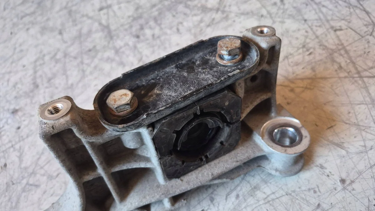 Porsche Taycan 9J1 2022 Stabilisatorhalter vorne rechts image 3