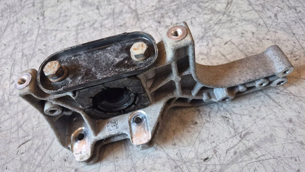 Porsche Taycan 9J1 2022 Stabilisatorhalter vorne rechts image 4