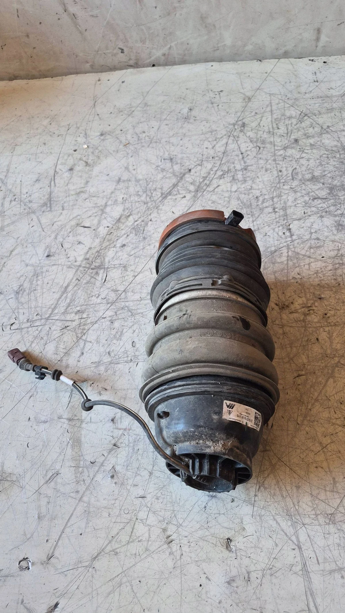 Porsche Taycan 9J1 Luftfeder Links Hinten
