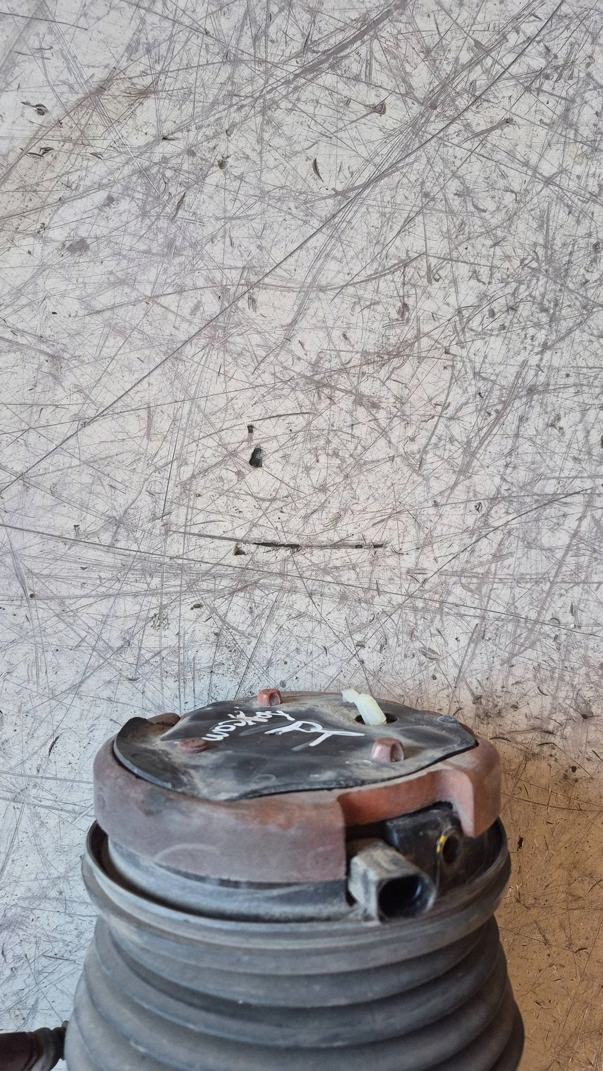 Luftfjädring bak Porsche Taycan 9J1 image 5