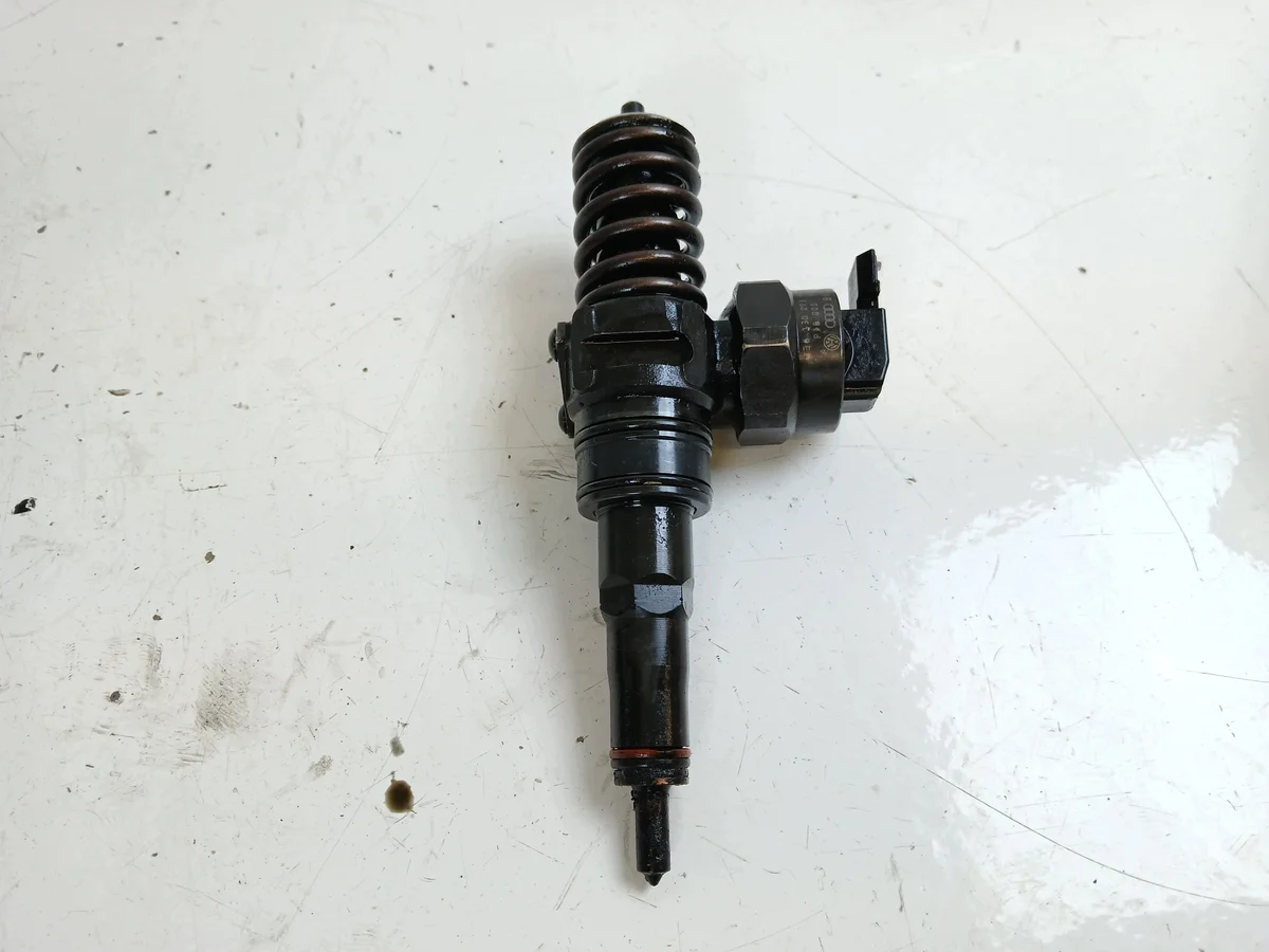Inyector VW Golf IV 1.9 TDI 038130073F image 3