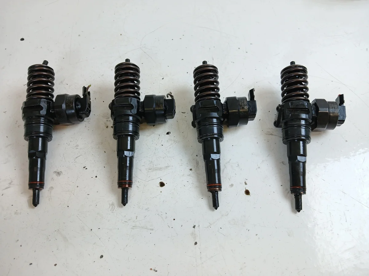 Inyector VW Golf IV 1.9 TDI 038130073F image 4