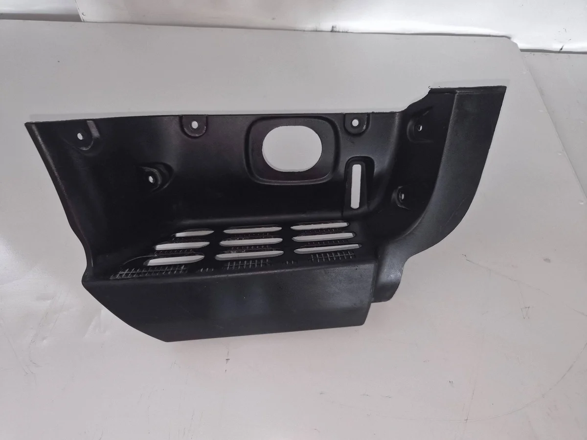 Nissan Cabstar Maxity Trittstufe rechts gebraucht