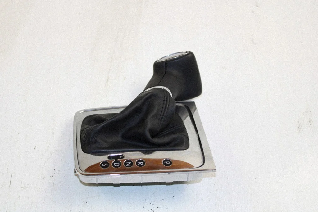 VW Passat CC 2010 Gear Shift Trim Ring 3C2713203A image 4