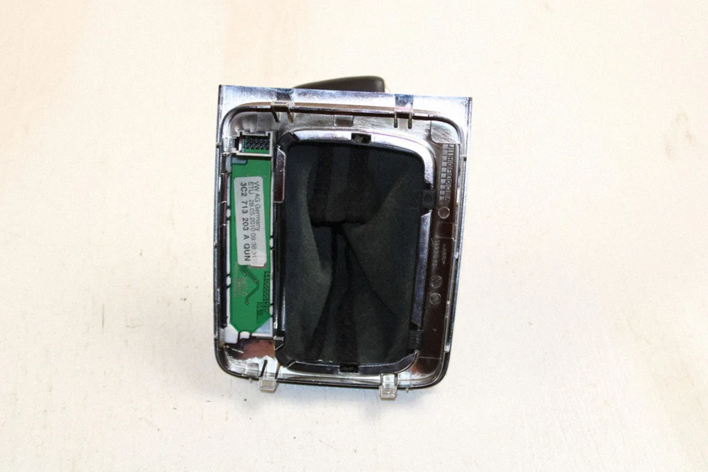 VW Passat CC 2010 Gear Shift Trim Ring 3C2713203A image 7