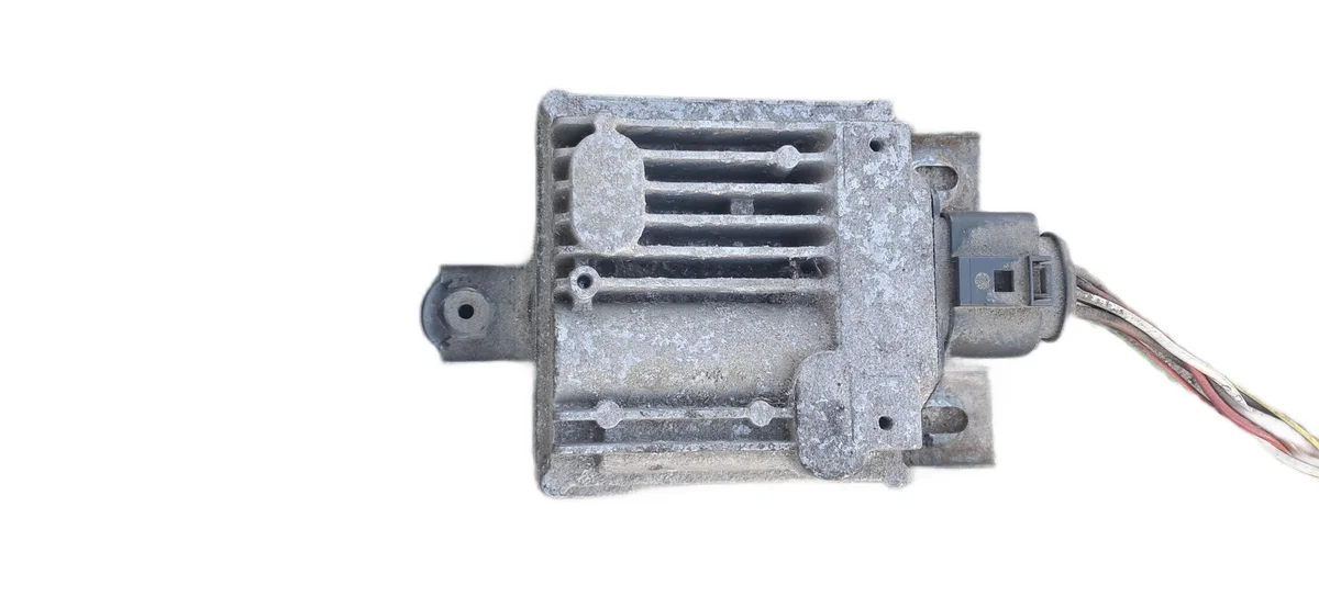 VW Touareg 7P Polttoainepumpun ohjain 7P0906093B