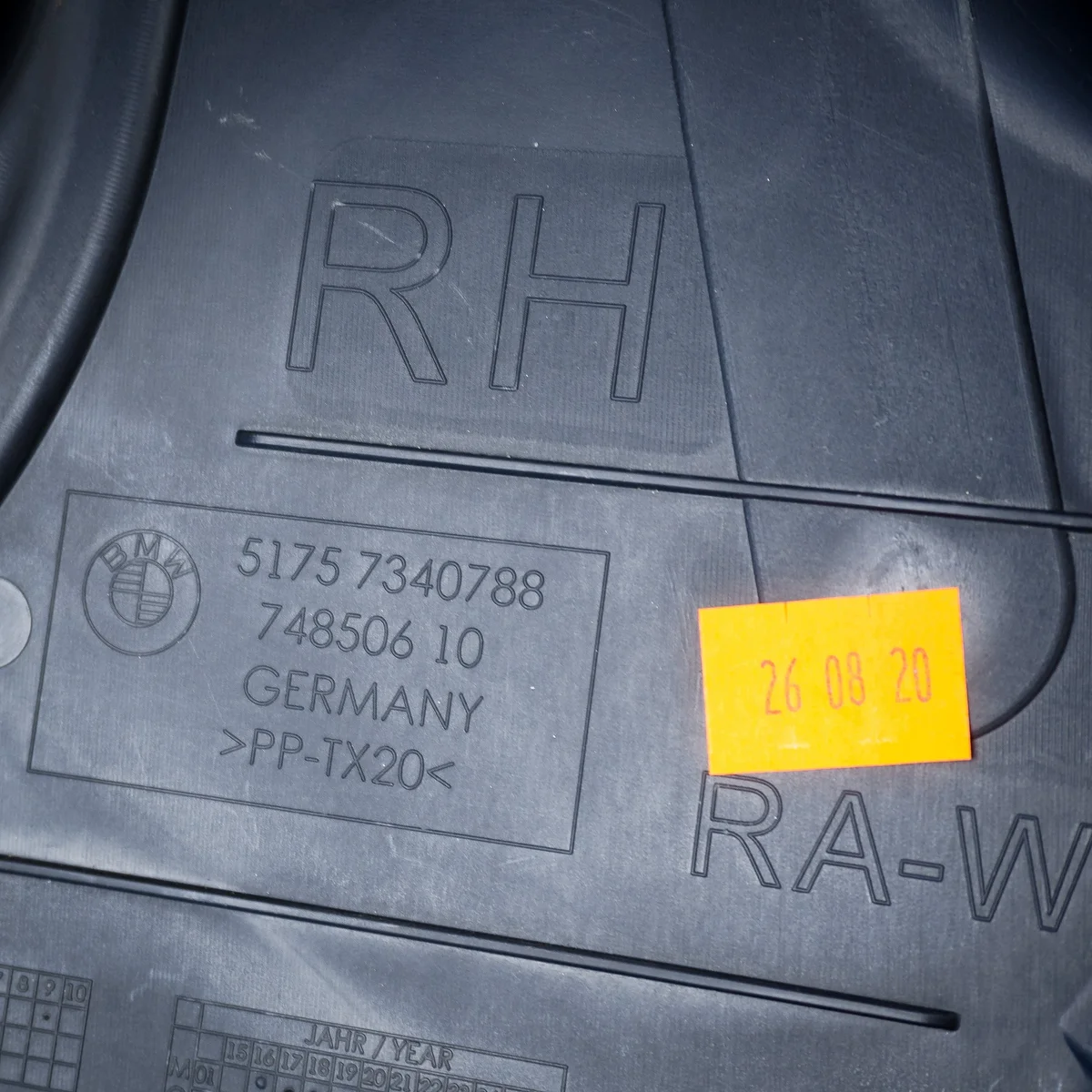 BMW 5 G30 Underredesskydd Höger Bak OE image 4