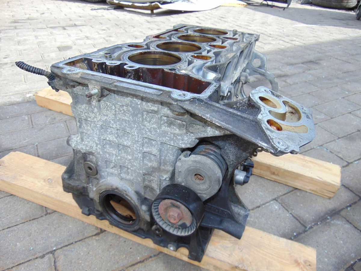Moottorilohko BMW 3 E90 E91 LCI 2.0 16V image 3