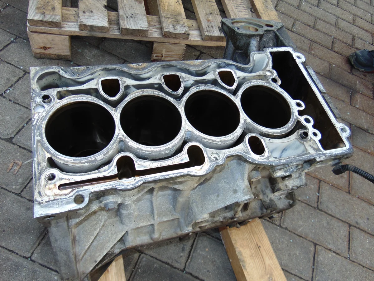 Moottorilohko BMW 3 E90 E91 LCI 2.0 16V image 5