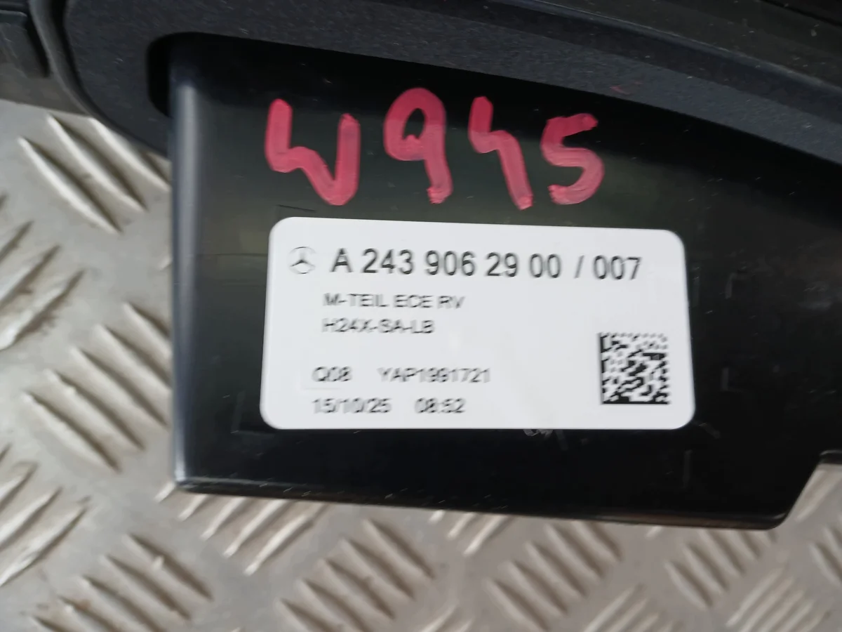 Mercedes EQA W243 Rückleuchte Klappe OE A2439062900 image 6